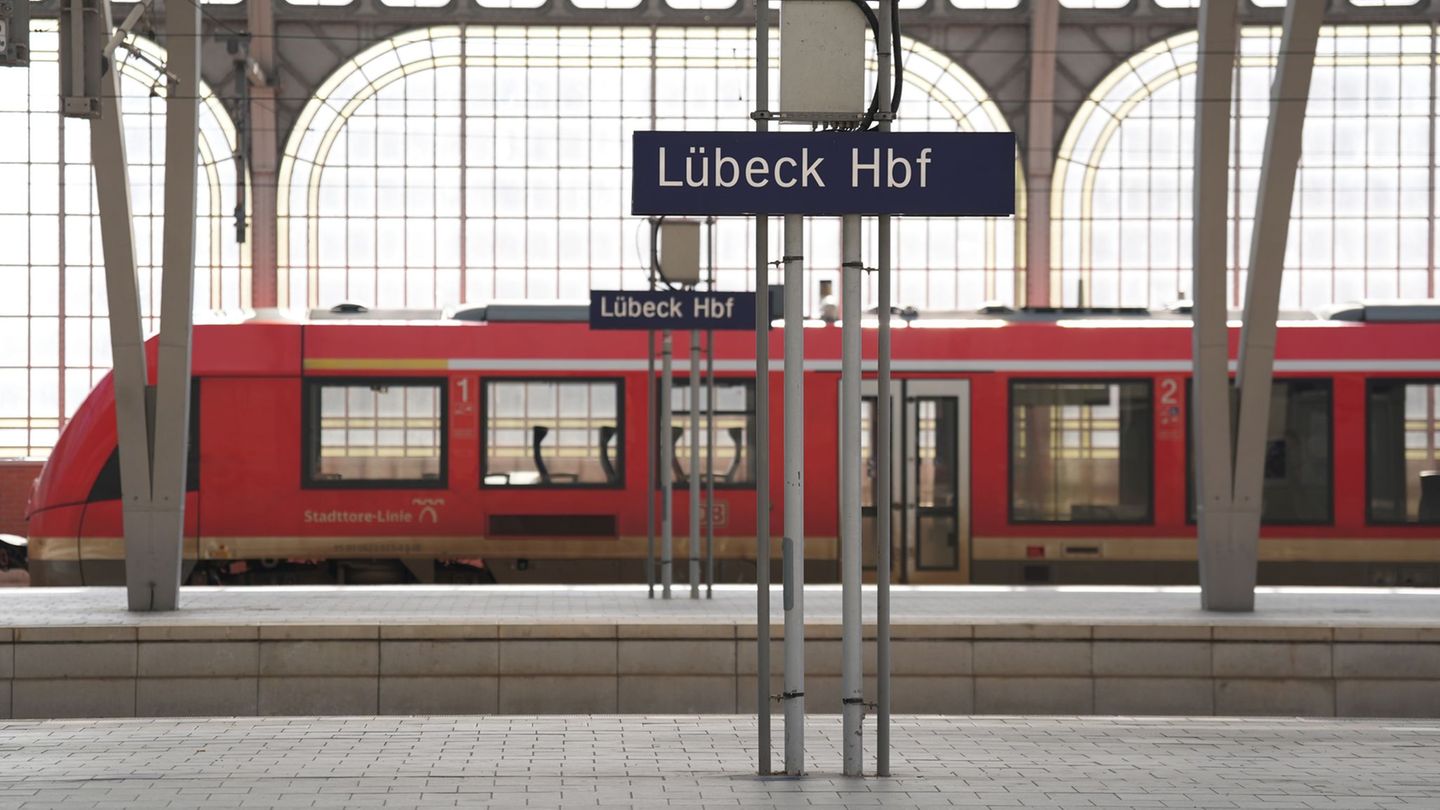 Am Lübecker Hauptbahnhof hat ein Mann eine Notfalltasche für Kinder aus einem Rettungswagen gestohlen. Foto: Marcus Brandt/dpa