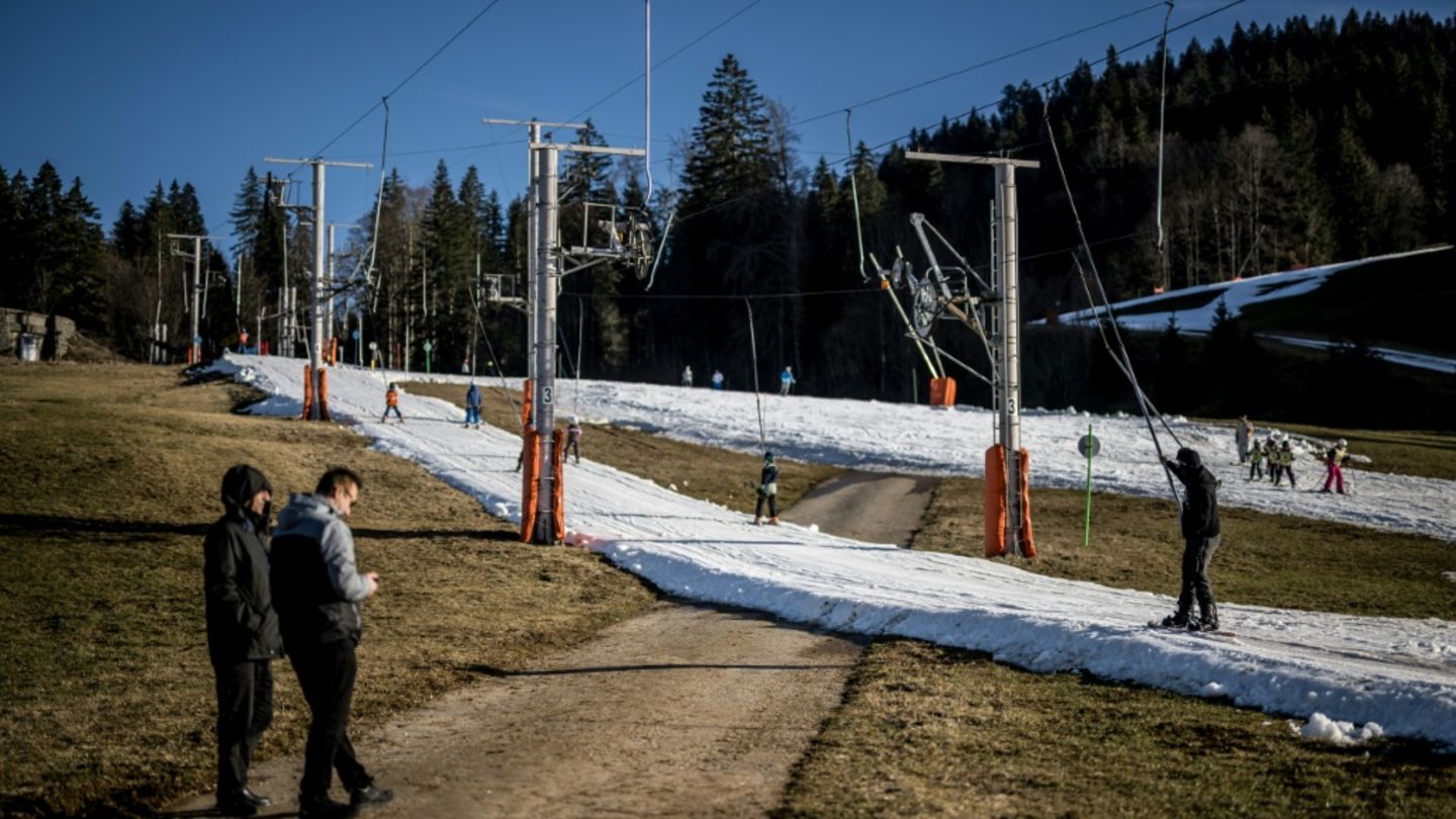 Skilifte bei Schneemangel im Jura