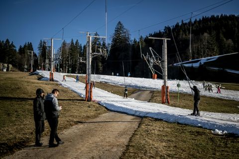 Skilifte bei Schneemangel im Jura
