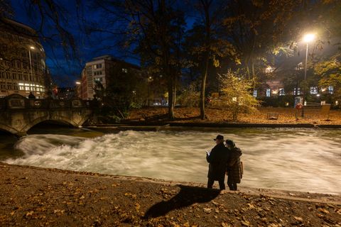 Kein Surfer auf dem Münchner Eisbach - denn die bekannte Welle funktioniert nicht mehr. Die Surfer rätseln über die Gründe. (Arc