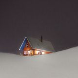 Eine Hütte auf einem schneeverschneiten Hügel