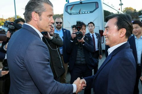 Pete Hegseth (l.) und sein Amtskollege Ahn Gyu Back