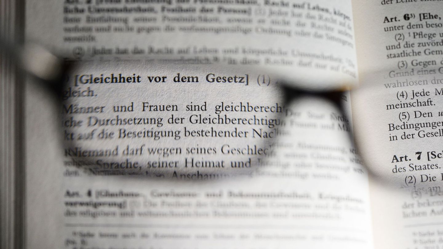 Auf dem Papier sind alle gleichberechtigt - in der Praxis gibt es hingegen noch viel Korrekturbedarf. (Symbolbild) Foto: Jens Ka