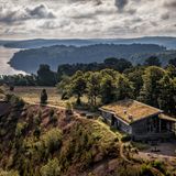 [ANZEIGE] Wo Küstenzauber auf stille Seen trifft  Halland, das Naturparadies an Schwedens Westküste, vereint Küstencharme und üppige Natur im Landesinneren auf faszinierende Weise. Die Region beeindruckt mit langen Sandstränden, tiefen Wäldern, geschwungenen Flüssen und stillen Seen, die ein unvergleichliches Erlebnis für Naturliebhaber bieten. Der Hallandsleden, ein Fernwanderweg, führt durch diese vielfältigen Landschaften und lädt dazu ein, die natürliche Schönheit Hallands zu entdecken. Erleben Sie die Ruhe und Gelassenheit echter skandinavischer Natur, nur einen Herzschlag vom Meer entfernt. Halland lädt Sie ein, die perfekte Balance zwischen Küstenzauber und der stillen Schönheit des Landesinneren zu entdecken und sich von der einzigartigen Atmosphäre dieser Region verzaubern zu lassen.   