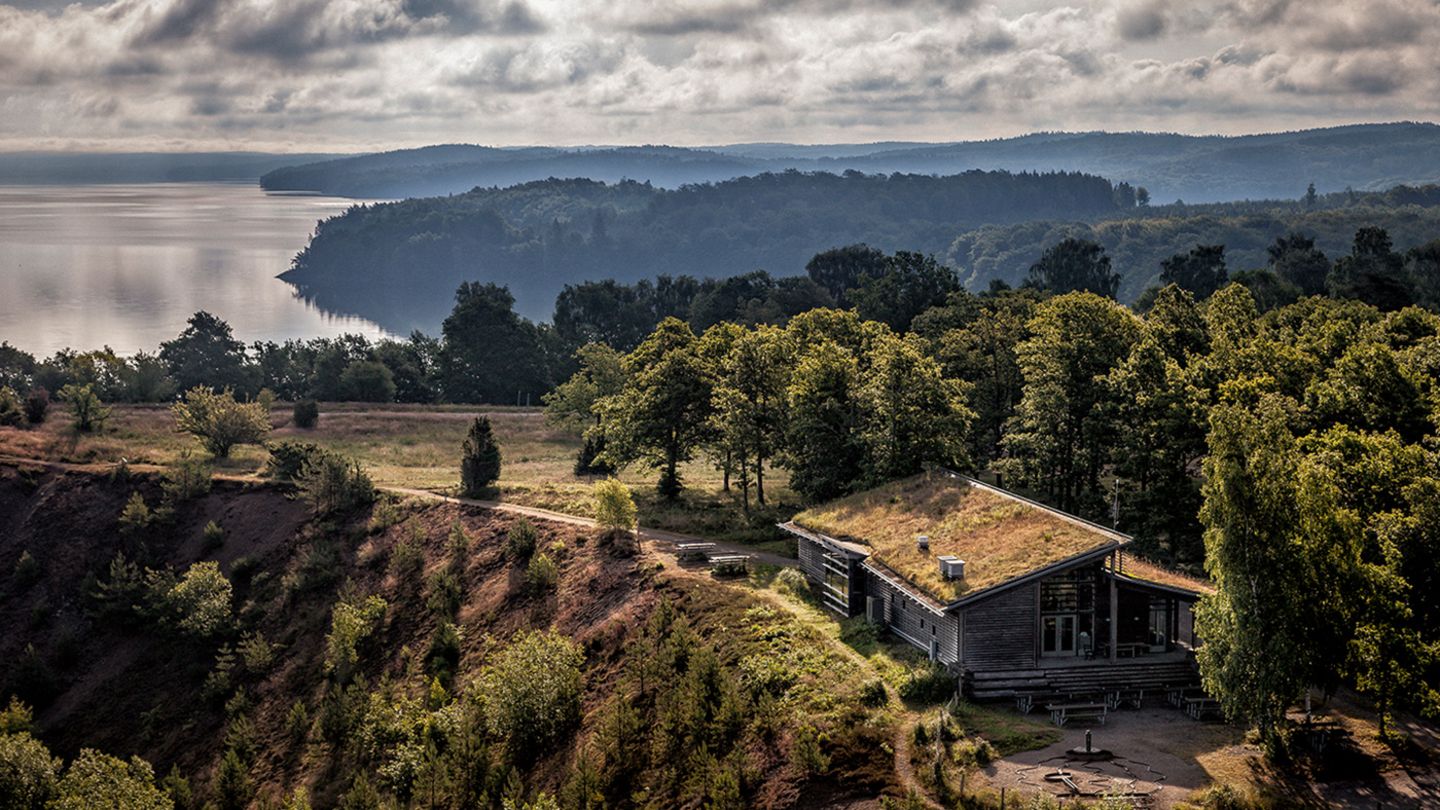 [ANZEIGE] Wo Küstenzauber auf stille Seen trifft  Halland, das Naturparadies an Schwedens Westküste, vereint Küstencharme und üppige Natur im Landesinneren auf faszinierende Weise. Die Region beeindruckt mit langen Sandstränden, tiefen Wäldern, geschwungenen Flüssen und stillen Seen, die ein unvergleichliches Erlebnis für Naturliebhaber bieten. Der Hallandsleden, ein Fernwanderweg, führt durch diese vielfältigen Landschaften und lädt dazu ein, die natürliche Schönheit Hallands zu entdecken. Erleben Sie die Ruhe und Gelassenheit echter skandinavischer Natur, nur einen Herzschlag vom Meer entfernt. Halland lädt Sie ein, die perfekte Balance zwischen Küstenzauber und der stillen Schönheit des Landesinneren zu entdecken und sich von der einzigartigen Atmosphäre dieser Region verzaubern zu lassen.   