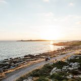 [ANZEIGE] Halland: Wandern zwischen Küstenzauber und Waldesruhe  Ein Highlight ist der Küstenweg Prins Bertils Stig, der mit seinen atemberaubenden Meeresblicken und dem Einblick in das schwedische Alltagsleben begeistert. Der Prins Bertil Stig ist eine der schönsten Wanderrouten in Halmstad. Dieser 18 Kilometer lange Küstenpfad schlängelt sich entlang des Meeres, beginnt im Zentrum am Schloss von Halmstad, führt vorbei am langen und bekannten Strand Tylösand und endet in der üppigen Natur des Naturreservates Möllegård. Der Weg ist nach Prinz Bertil benannt, der Herzog von Halland war. Er verbrachte viele Sommer in Halmstad zusammen mit Prinzessin Lilian in ihrem Sommerhaus am Meer in Tylösand. Bereichern Sie das Erlebnis mit einem erfrischenden Bad oder einem Picknick in der Sonne.   