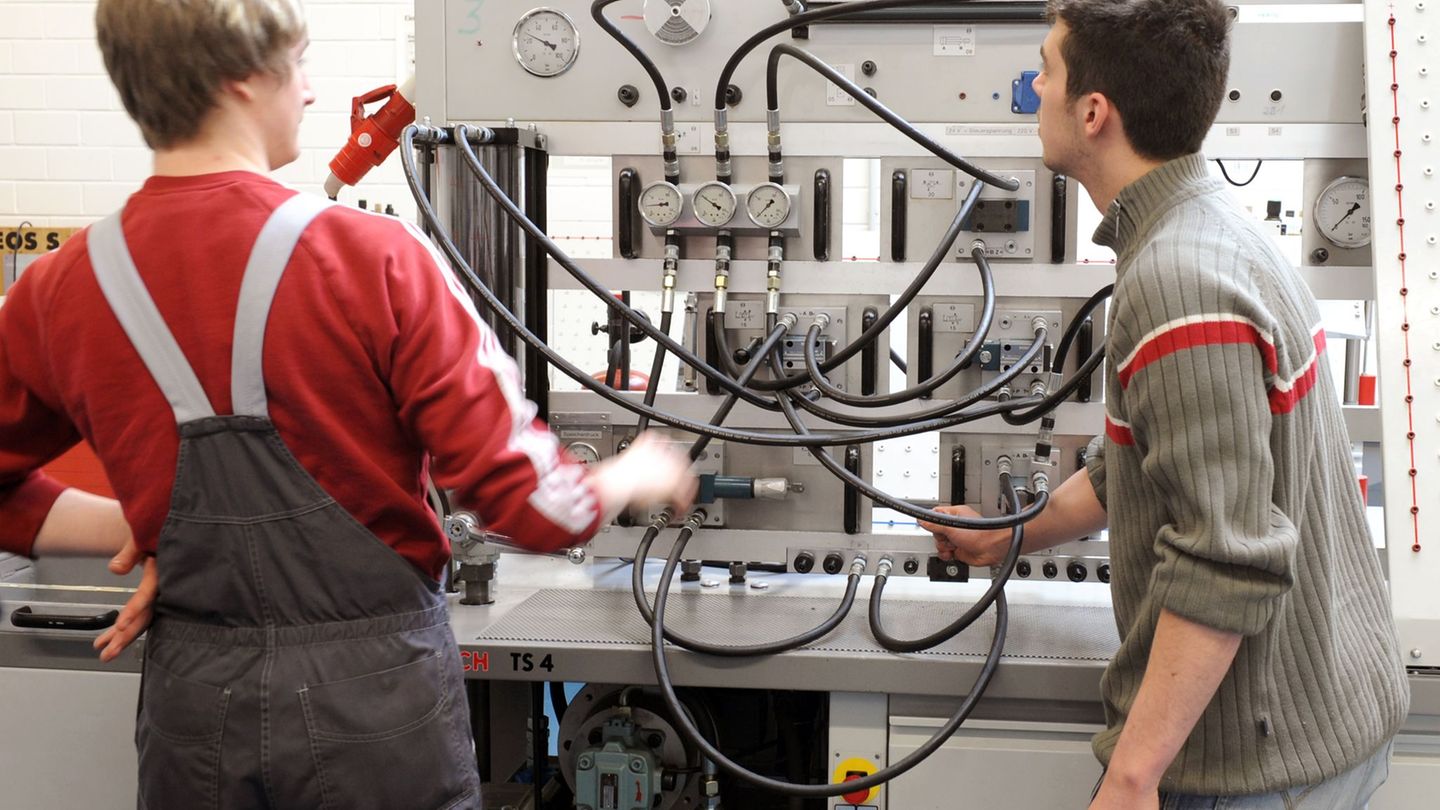 Rückgang bei den gemeldeten Ausbildungsstellen in Sachsen. (Archivbild) Foto: Waltraud Grubitzsch/dpa