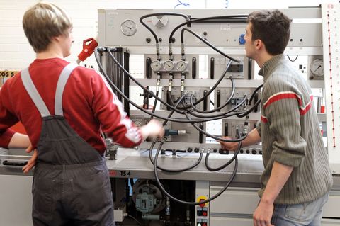 Rückgang bei den gemeldeten Ausbildungsstellen in Sachsen. (Archivbild) Foto: Waltraud Grubitzsch/dpa