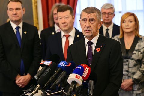 Andrej Babis (vorne), tschechischer Milliardär und Gründer der Partei ANO, hat in Prag einen Koalitionsvertrag mit den Vorsitzen