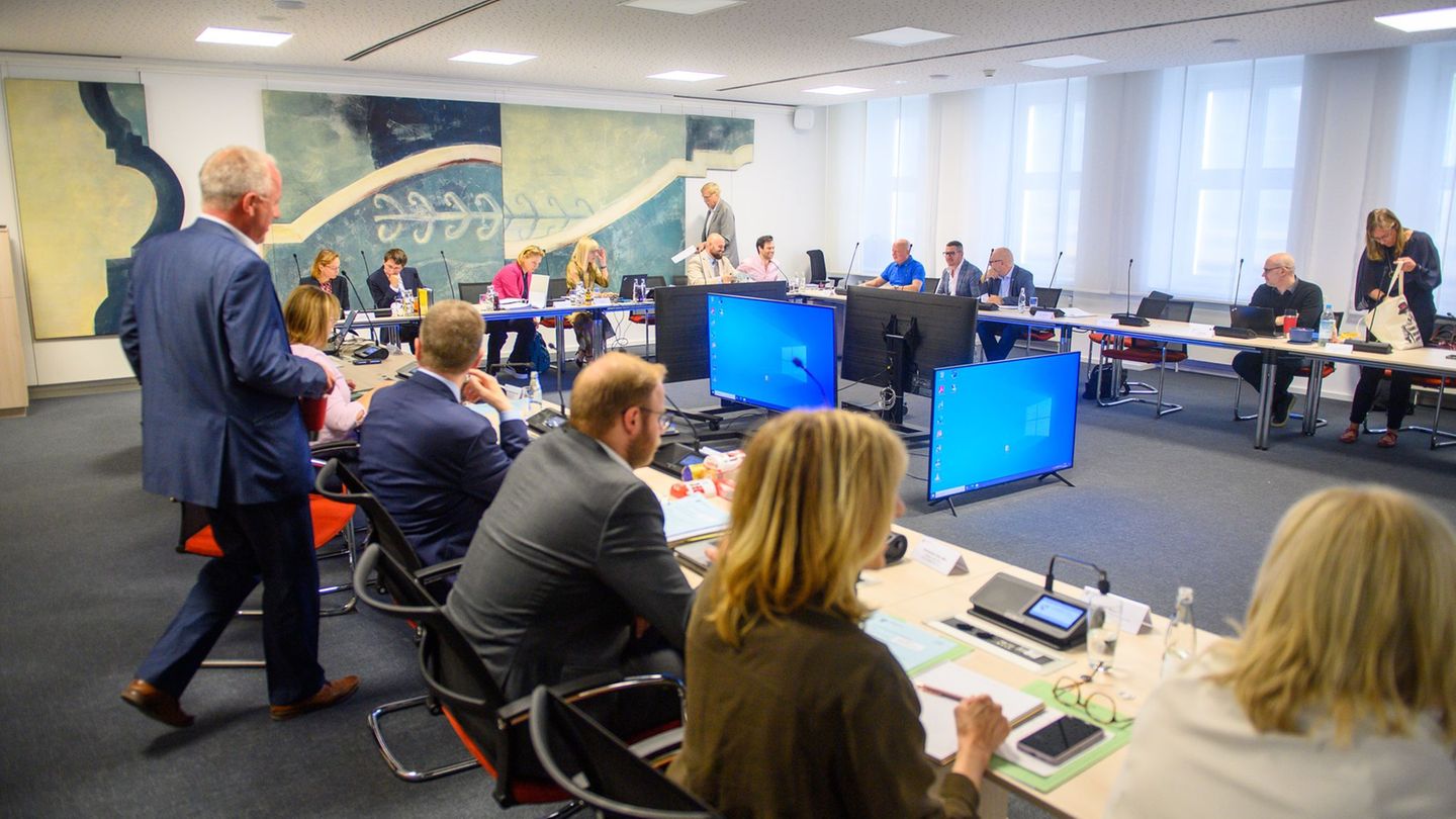 Der Parlamentarische Untersuchungsausschuss im Landtag von Sachsen-Anhalt hört weitere Zeugen an. (Archivbild) Foto: Klaus-Dietm