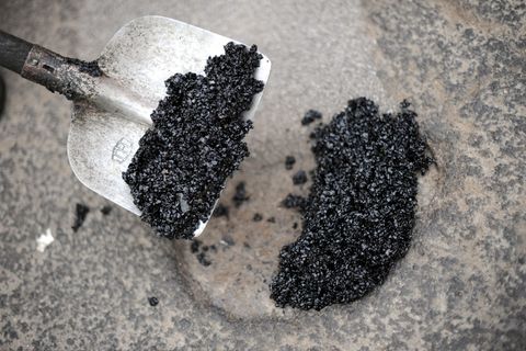 Im ostfriesischen Landkreis Wittmund sollen Betrüger vermeintlich günstige Asphalt- und Pflasterarbeiten anbieten - die Polizei