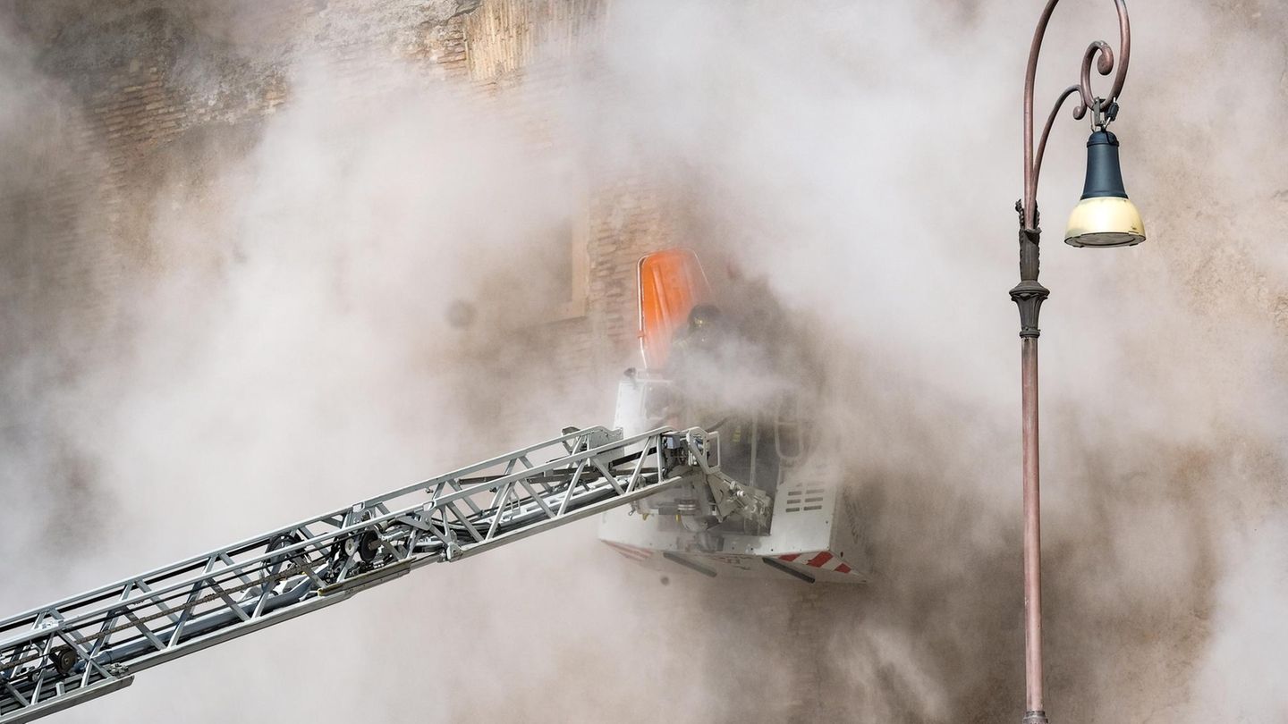 Rom, Italien. Im Zentrum Roms ist ein Teil eines mittelalterlichen Turms eingestürzt. Der Torre dei Conti liegt in der Nähe der bei Touristen beliebten Ausgrabungsstätten der Kaiserforen und des Kolosseums und befindet sich derzeit in Renovierung. Ein Mensch wurde bei dem Unglück schwer verletzt