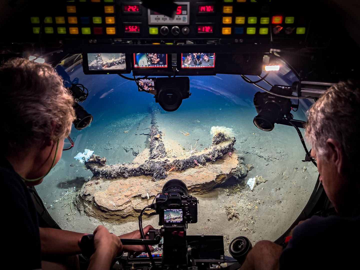 Ein Anker gab den Anstoß: Die Idee zu seinem Buch über Wracks in der Tiefsee kam dem Unterwasserarchäologen Florian Huber, als er an Bord des Tauchbootes "Lula1000" vor Madeira ins Meer abtauchte. In 1000 Metern Tiefe fanden er und seine Kollegen diesen rund 200 Jahre alten Anker, hier gut zu sehen durch das gewölbte Fenster von "Lula1000". War das Wrack, zu dem er gehörte, zerfallen? Oder hatten Seeleute den Anker einst wegen eines Notfalls auf hoher See gelöst und zurückgelassen?