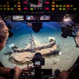 Ein Anker gab den Anstoß: Die Idee zu seinem Buch über Wracks in der Tiefsee kam dem Unterwasserarchäologen Florian Huber, als er an Bord des Tauchbootes "Lula1000" vor Madeira ins Meer abtauchte. In 1000 Metern Tiefe fanden er und seine Kollegen diesen rund 200 Jahre alten Anker, hier gut zu sehen durch das gewölbte Fenster von "Lula1000". War das Wrack, zu dem er gehörte, zerfallen? Oder hatten Seeleute den Anker einst wegen eines Notfalls auf hoher See gelöst und zurückgelassen?