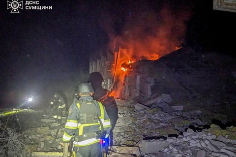 Die Region Sumy ist immer wieder Ziel russischer Angriffe. (Archivbild) Foto: Uncredited/Ukrainian Emergency Service/dpa