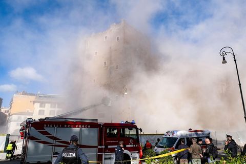 In Rom stürzt der Torre dei Conti während Renovierungsarbeiten ein