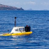 Archäologie in der Tiefsee: Das kleine gelbe Forschungstauchboot "Lula1000" schwimmt auf der Meeresoberfläche