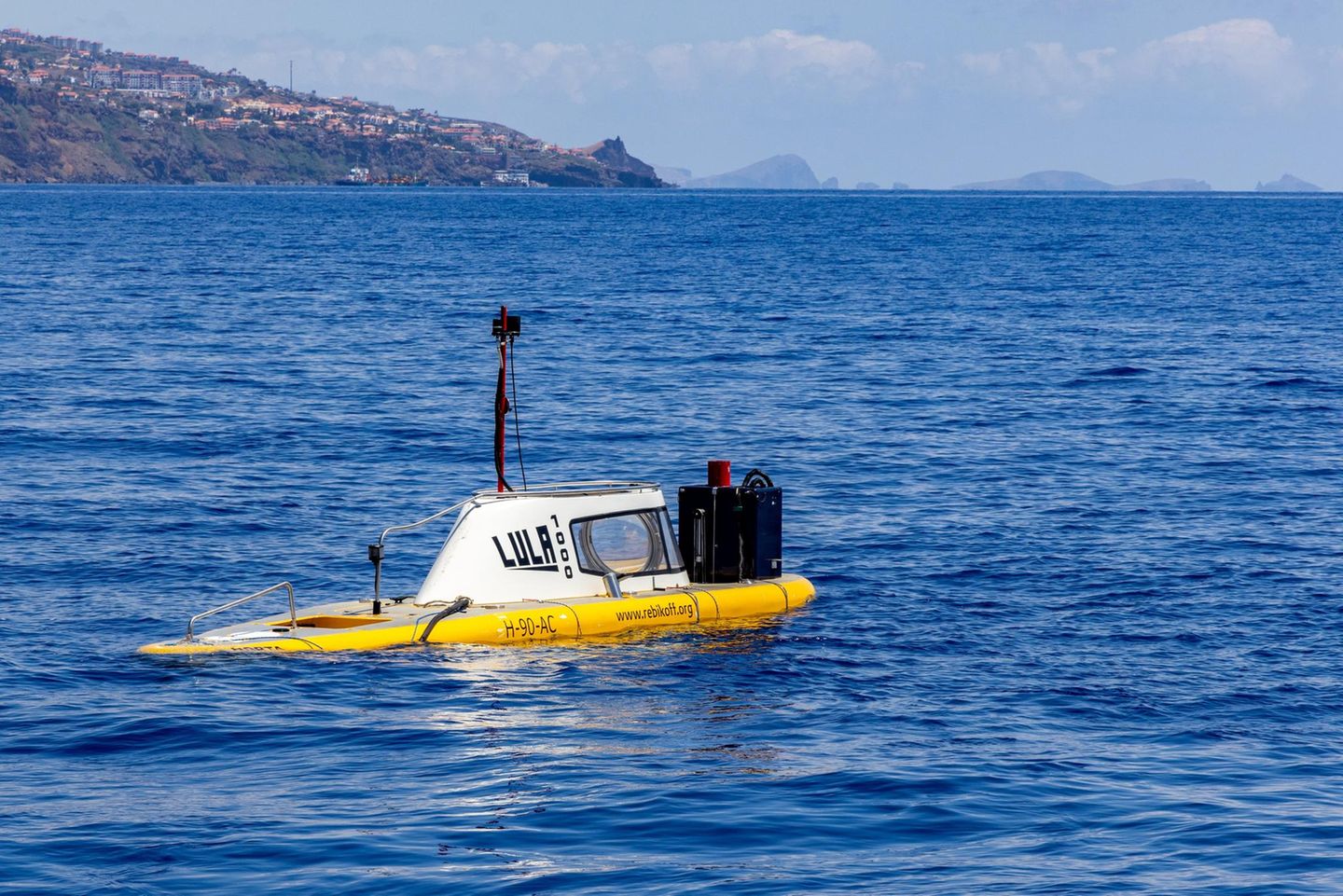 Archäologie in der Tiefsee: Das kleine gelbe Forschungstauchboot "Lula1000" schwimmt auf der Meeresoberfläche