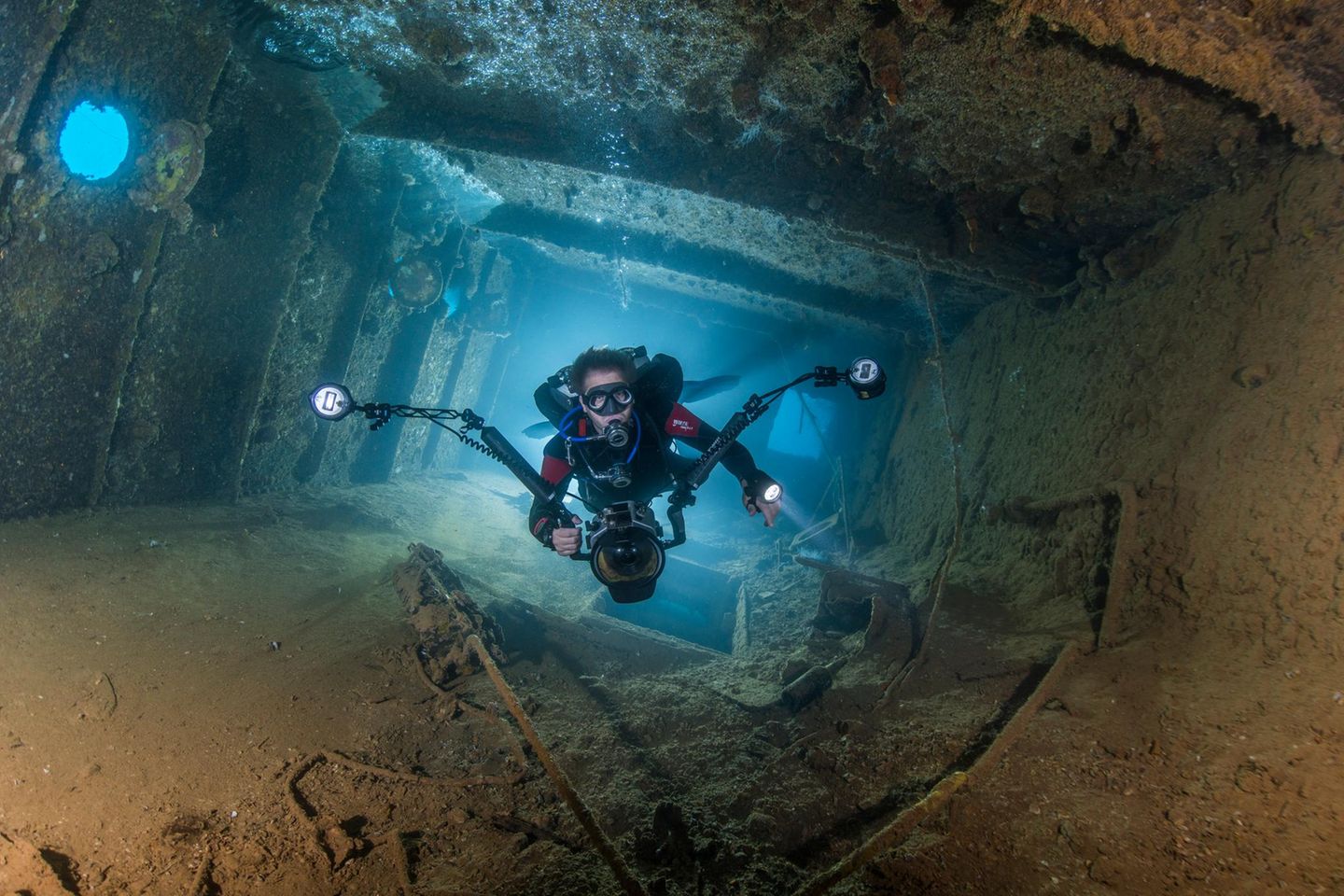 Archäologie ist seine Leidenschaft: Der Forschungstaucher Florian Huber taucht durch einen Schacht eines japanischen Wracks