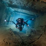 Archäologie ist seine Leidenschaft: Der Forschungstaucher Florian Huber taucht durch einen Schacht eines japanischen Wracks