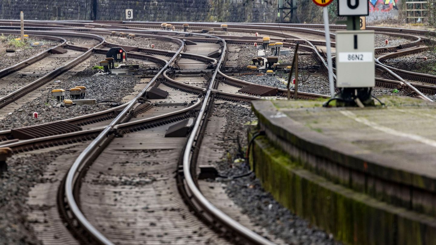 Die Bahn repariert die Strecke zwischen Wuppertal und Hagen. Das hat Auswirkungen für die Reisenden. (Symbolbild) Foto: Christop