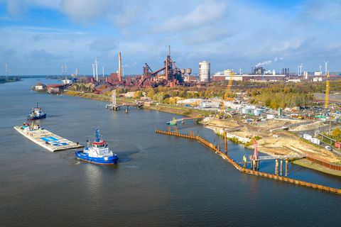 Der Schleppverband kam auf der 60 Kilometer langen Weserfahrt auch an der Tunnelbaustelle vorbei. Foto: Sina Schuldt/dpa