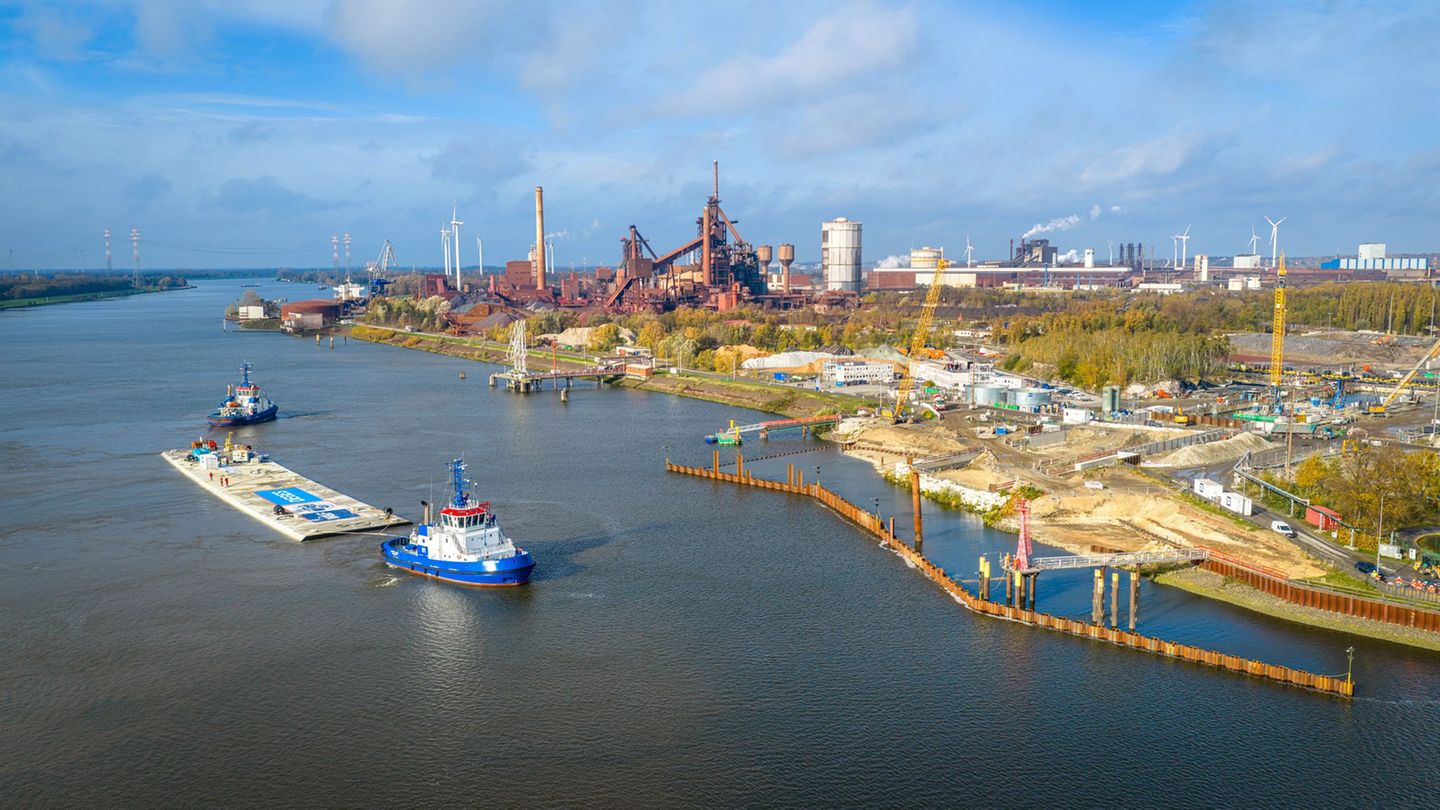 Der Schleppverband kam auf der 60 Kilometer langen Weserfahrt auch an der Tunnelbaustelle vorbei. Foto: Sina Schuldt/dpa