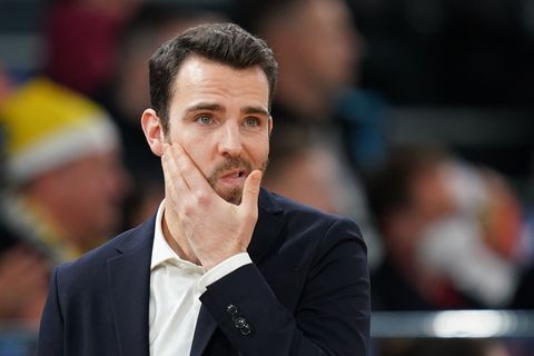 Coach Benka Barloschky blickt nachdenklich auf das Spielfeld. Foto: Marcus Brandt/dpa