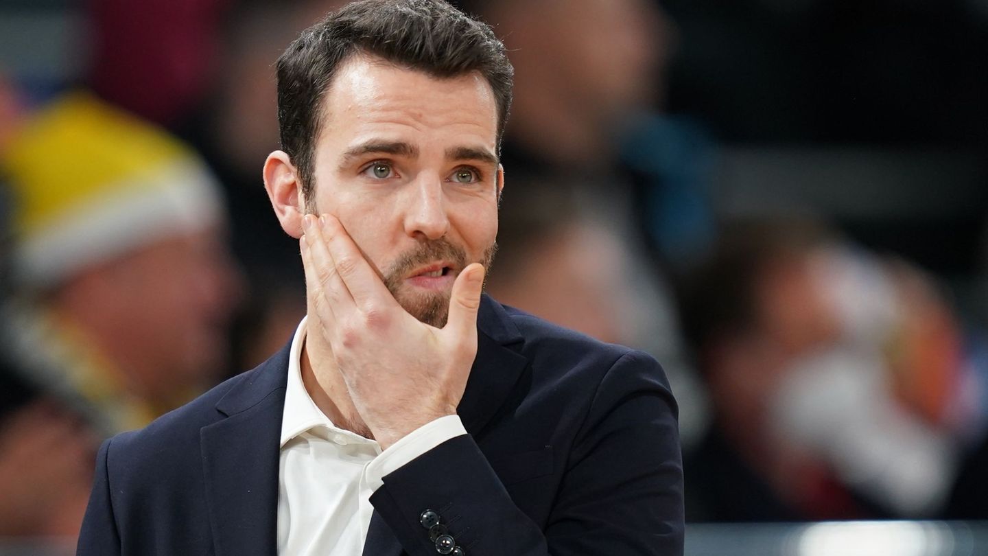 Coach Benka Barloschky blickt nachdenklich auf das Spielfeld. Foto: Marcus Brandt/dpa