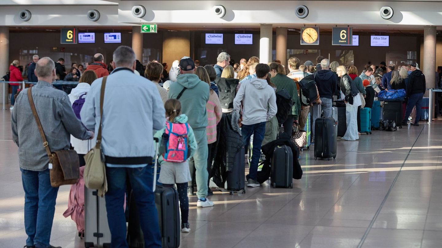 Während der Ferien mussten sich Reisende auf längere Warteschlangen einstellen. (Archivbild) Foto: Georg Wendt/dpa