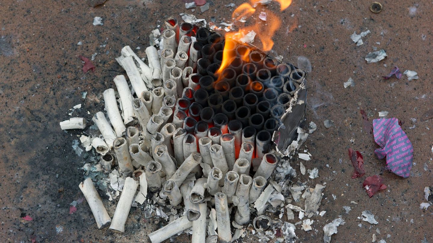 Die Pyrotechnik wurde bei der Einreise nach Deutschland eingezogen. (Symbolbild) Foto: Paul Zinken/dpa