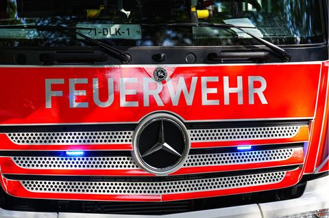 Feuerwehr Hamburg Löschfahrzeug: Symbolbild für brennendes Auto von Bernd Baumann AfD