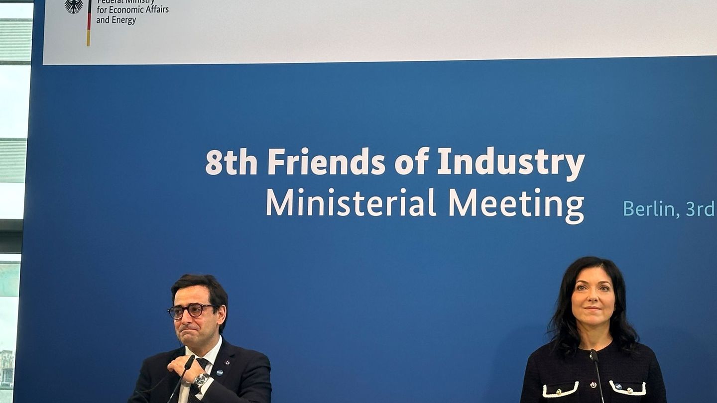 Reiche betont die Bedeutung der Industrie Foto: Andreas Hoenig/dpa