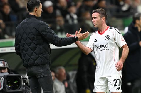 Hat das Haar wieder schön: Fußball-Star Mario Götze (r./Archivfoto) Foto: Arne Dedert/dpa