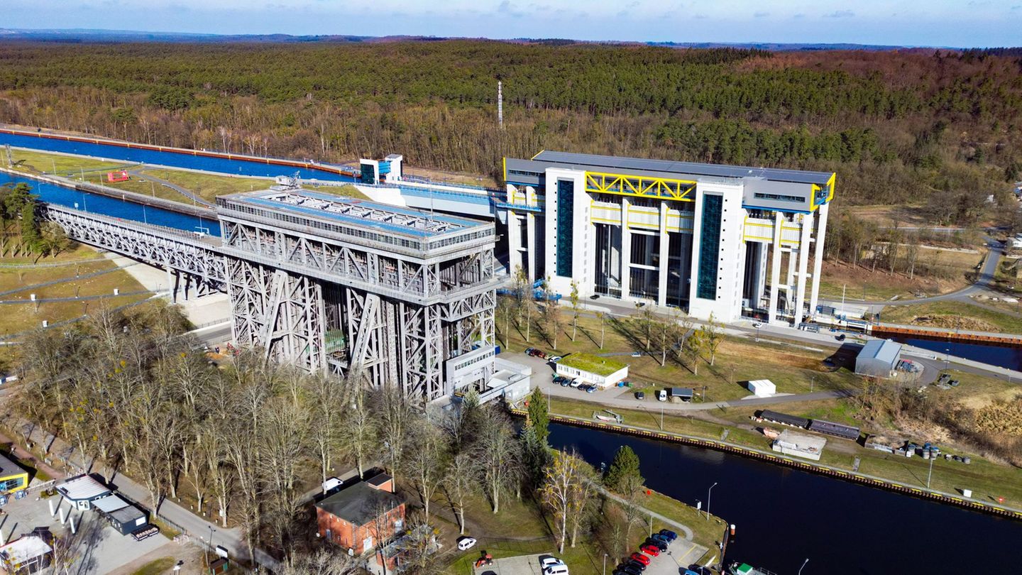 Schiffshebewerke-Niederfinow-100-Meter-Spezialschiff-gleitet-durch-neues-Hebewerk