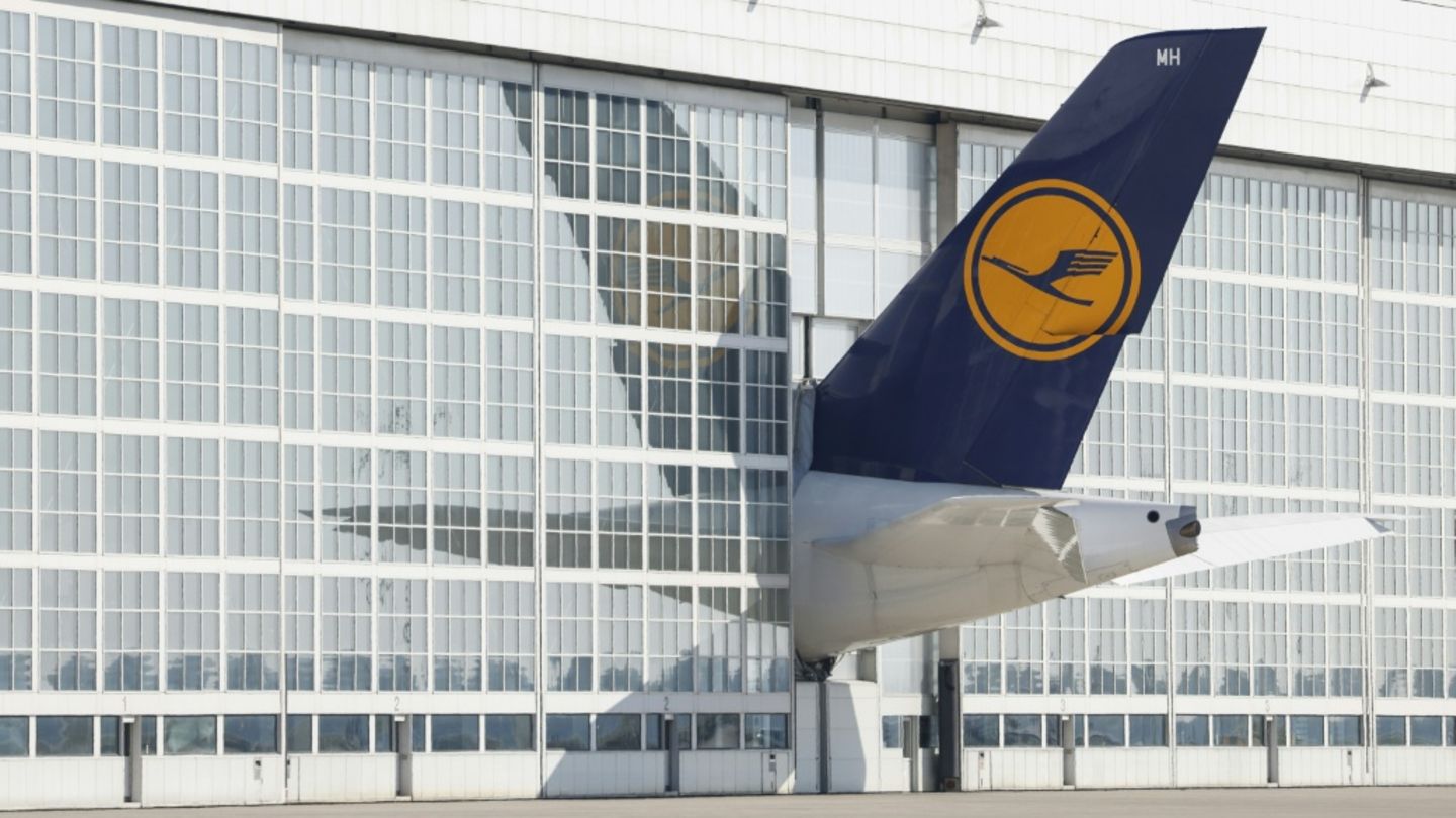 Teil einer Lufthansa-Maschine in einem Hangar in München