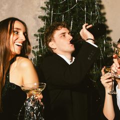 Medizin: junge Männer und Frauen trinken heftig