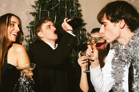 Medizin: junge Männer und Frauen trinken heftig