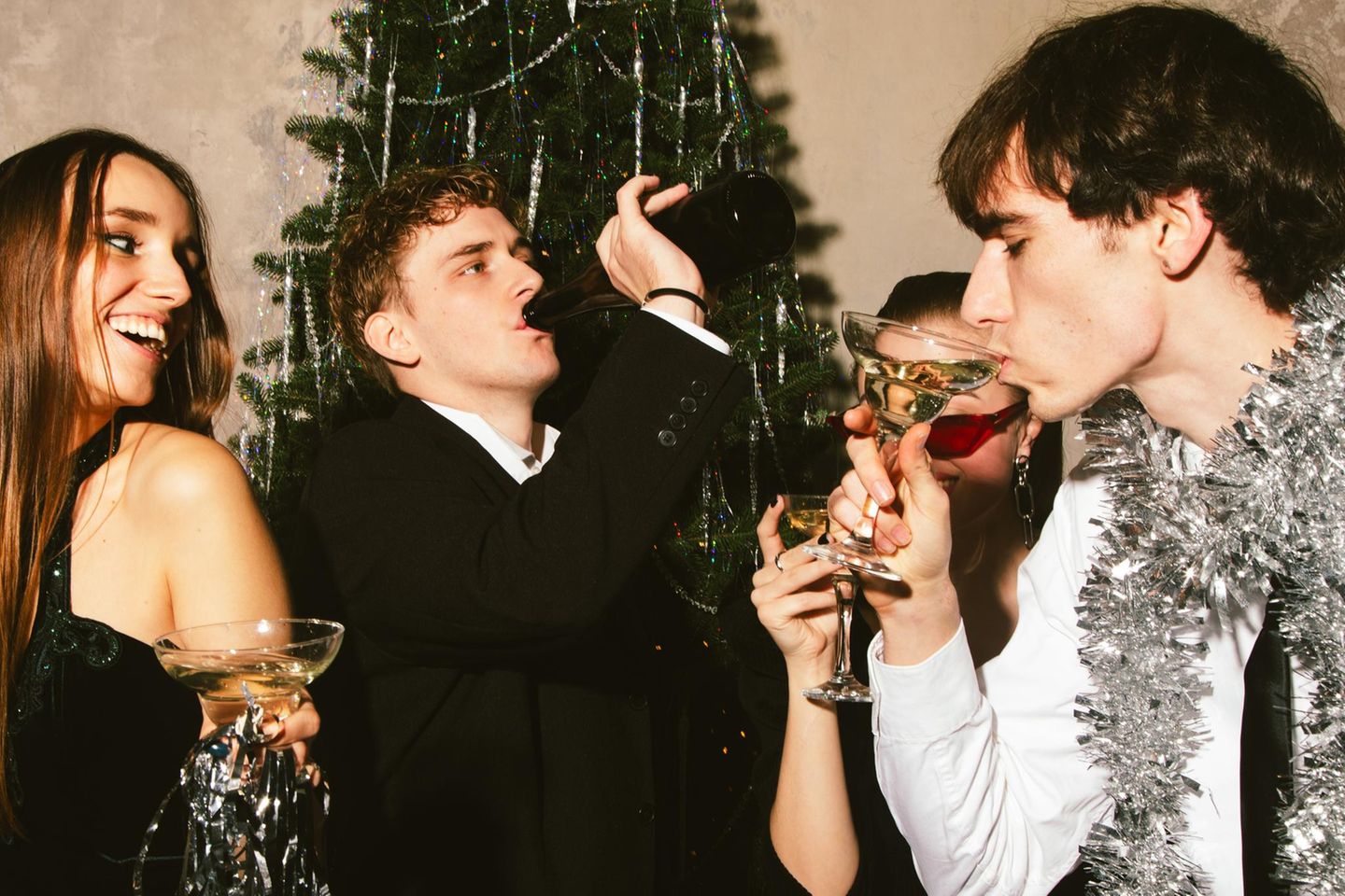 Medizin: junge Männer und Frauen trinken heftig