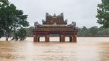 Hue, Vietnam. Der Luong Dinh Pavilion steht fast vollständig im Wasser. Seit einer Woche überflutet starker Regen das asiatische Land und ein Ende ist nicht absehbar. Die Zahl der Toten liegt bei 37
