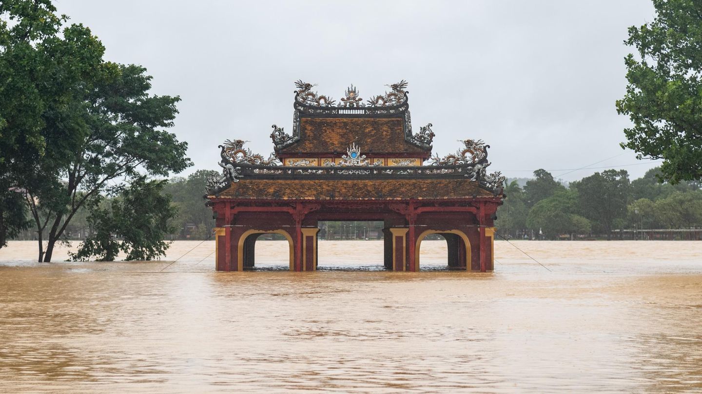 Hue, Vietnam. Der Luong Dinh Pavilion steht fast vollständig im Wasser. Seit einer Woche überflutet starker Regen das asiatische Land und ein Ende ist nicht absehbar. Die Zahl der Toten liegt bei 37