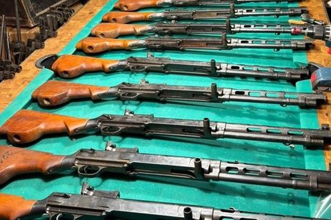 Stapelweise Waffen, Gewehre und Co liegen auf einem Tisch in Remscheid