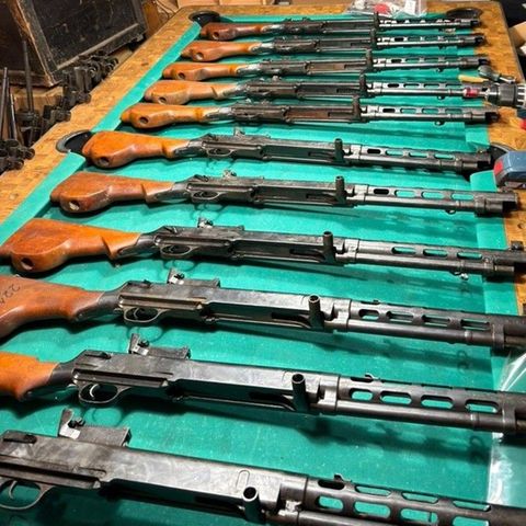 Stapelweise Waffen, Gewehre und Co liegen auf einem Tisch in Remscheid