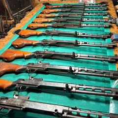 Stapelweise Waffen, Gewehre und Co liegen auf einem Tisch in Remscheid