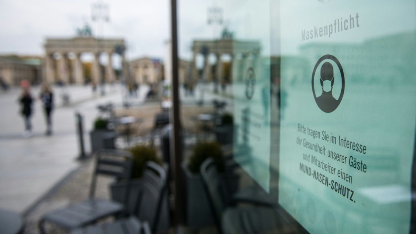 Maskenpflicht 2020 in Café in Berlin