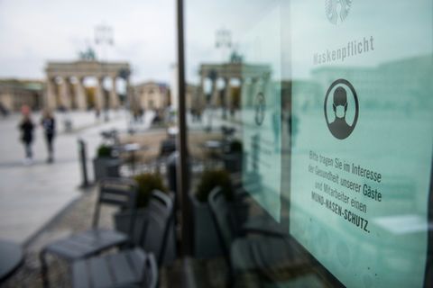 Maskenpflicht 2020 in Café in Berlin