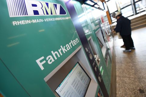 Die Preise für ermäßigte Nahverkehrstickets in Hessen steigen. (Symbolbild) Foto: Arne Dedert/dpa