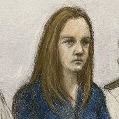Zeichnung von Lucy Letby vor Gericht, rechts von ihr eine Justizbeamtin, links von ihr ein Justizbeamter