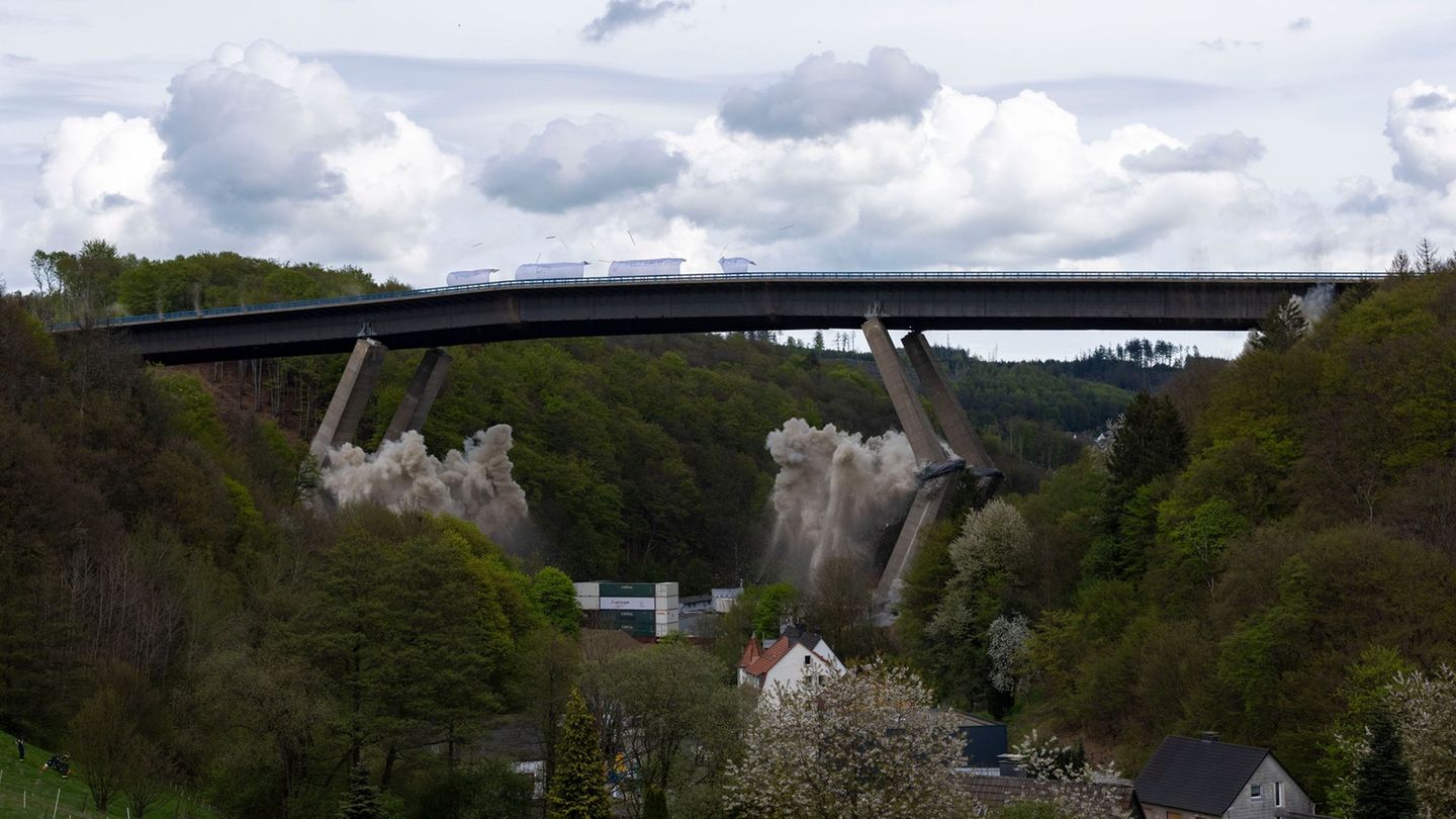 Die Rahmede-Talbrücke der A45 musste wegen schwerer Schäden kurzfristig gesperrt und schließlich abgerissen werden. Foto: Christ