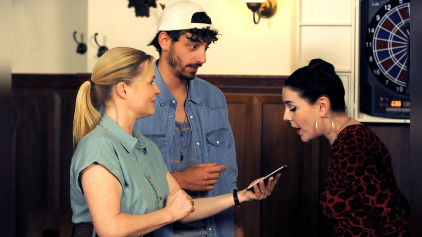 Jason Giuranna mit Sybille Waury (l.) und Anita Eichhorn in der BR-Serie "Dahoam is Dahoam".